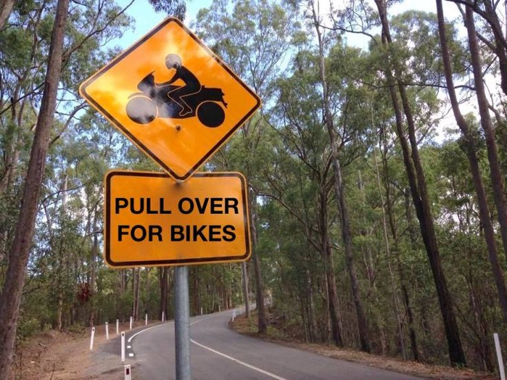 there is a yellow sign that says pull over for bikes