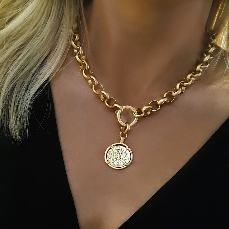 Gold Coin Choker, Gold Coin Jewelry, Jewelry Necklace Simple, Large Pendant Necklace, Gold Coin Necklace, 3d Tattoos, Gold Pendant Jewelry, Coin Pendant Necklace, Fun Accessories