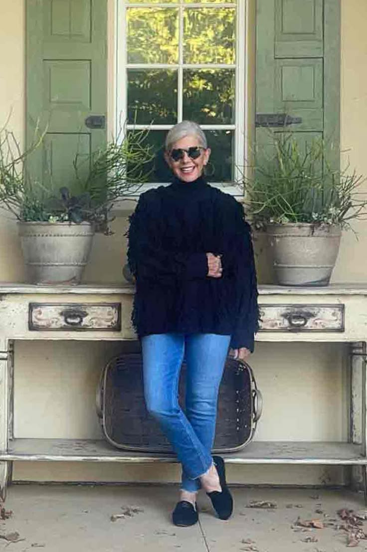 The Best Ways to Look Stylish in Jeans After 60 Woman Holiday Outfit, 60 Women Fashion, Italian Style Women Over 50, Hip 50 Year Old Style, Over60 Fashion Older Women, 60 Plus Fashion, Casual Outfits For Retired Women, Rural Style Fashion, Dressing For Over 50