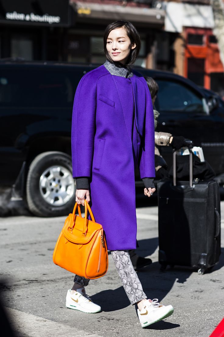 Long purple coat + grey printed jeans + orange handbag Purple Coat Outfit, Clothes Colour Combinations, Colour Clothes, Fei Fei Sun, Minimal Classic Style, Bag Styling, Seasonal Colour Analysis, Sneakers Outfit Summer, Purple Clothing