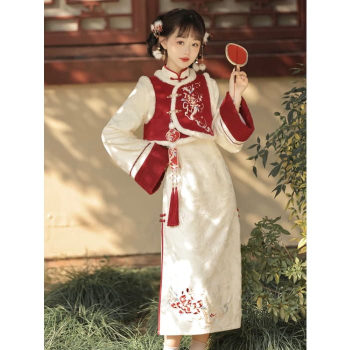 Long-Sleeve Floral Embroidered A-Line Qipao / Round Neck Fluffy Trim Buckle Vest / Tassel Charm / SetVest Size S M L Total Length Bust 34 90 35 94 36 98 measurement is cm.Product Information Material: 100% Polyester Color: Vest - Red Gilet Long, Charm Set, New Instagram, Kawaii Fashion, Round Neck, Buckle, Long Sleeve, Floral, Color