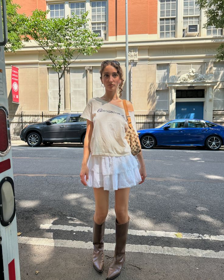 I love burrata with all my heart White Mini Skirt Outfit Summer, Tiered Mini Skirt Outfit, Ruffle Mini Skirt Outfit, White Mini Skirt Outfit, Tiered Skirt Outfit, Nil Sani, Mini Skirts Outfits Summer, White Skirt Outfits, Skirt Outfit Summer