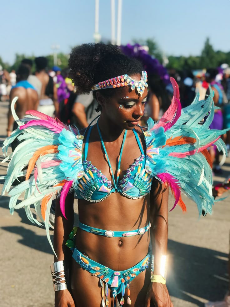 The Peeks Toronto Caribbean Carnival, also called Caribana, is one of the ... Caribana Outfit, Caribana Costume, Carribean Carnival Costumes, Carnival Outfit Carribean, Caribbean Carnival Costumes, Form Study, Festival Outfit Ideas, Carnival Outfit, Diy Carnival