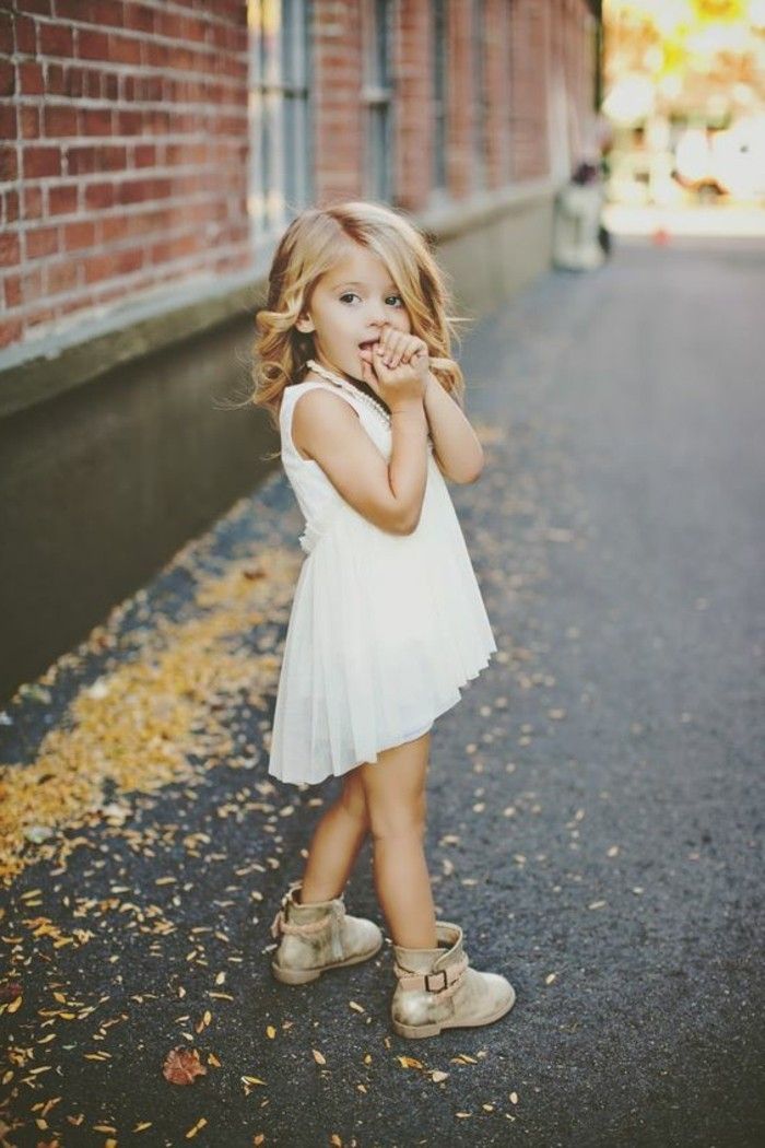 robe de soirée pour petite fille, robe blanche asymétrique et collier perlé blanc Stylish Baby Boy Outfits, Girls Spring Fashion, Dress For Kids, Girly Girl Outfits, Fashion Future, Dresses Kids Girl, Fashion Kids, Ladies Dress Design