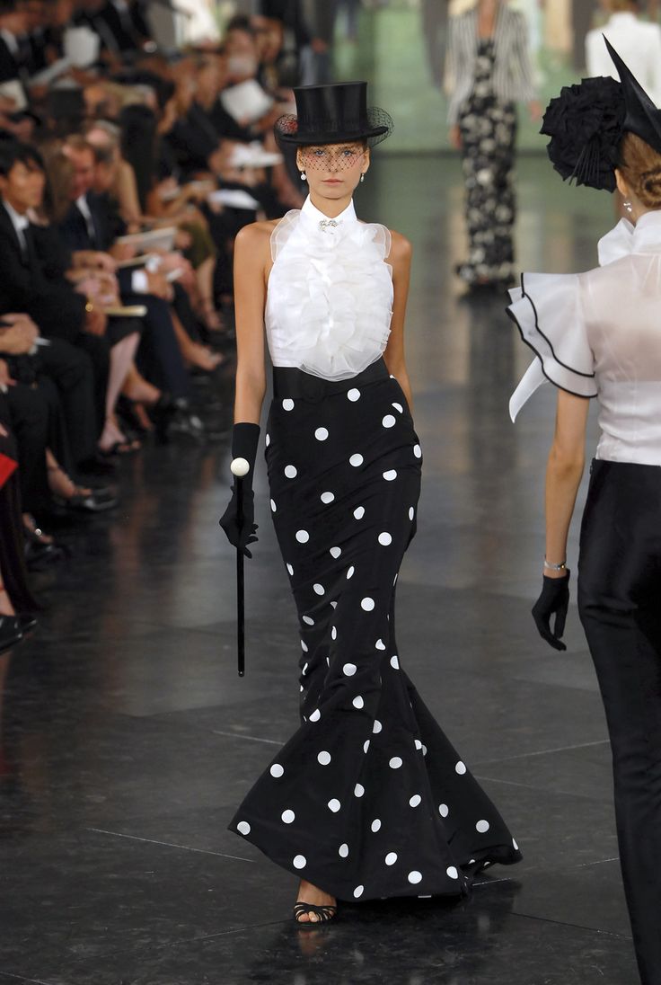 249 photos of Ralph Lauren at New York Fashion Week Spring 2008. Senior Thesis, Dots Fashion, Polka Dots Fashion, Black White Fashion, Beautiful Gowns, White Fashion, Dot Dress, Fashion Week Spring, New York Fashion Week