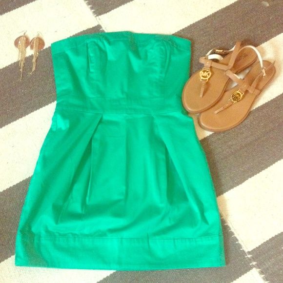 French Connection Strapless Green Dress w/ pockets French Connection cotton green strapless summer dress with pockets! Exposed zipper back. French Connection Dresses Strapless Green Dress, Strapless Summer Dress, French Connection Dress, Exposed Zipper, Size 8 Dress, Dress With Pockets, French Connection, Green Dress, Summer Dress