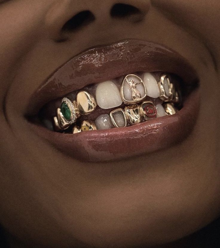 Piercing No Rosto, Girl Grillz, Piercing Face, Raven Tracy, Teeth Aesthetic, Grillz Teeth, Gold Grill, Tooth Charm, Gold Grillz