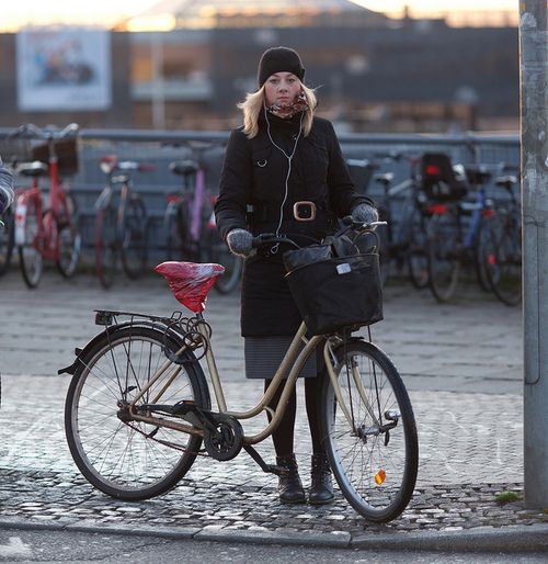 copenhagen cycle chic | Urban bike style, Bicycle fashion women ...