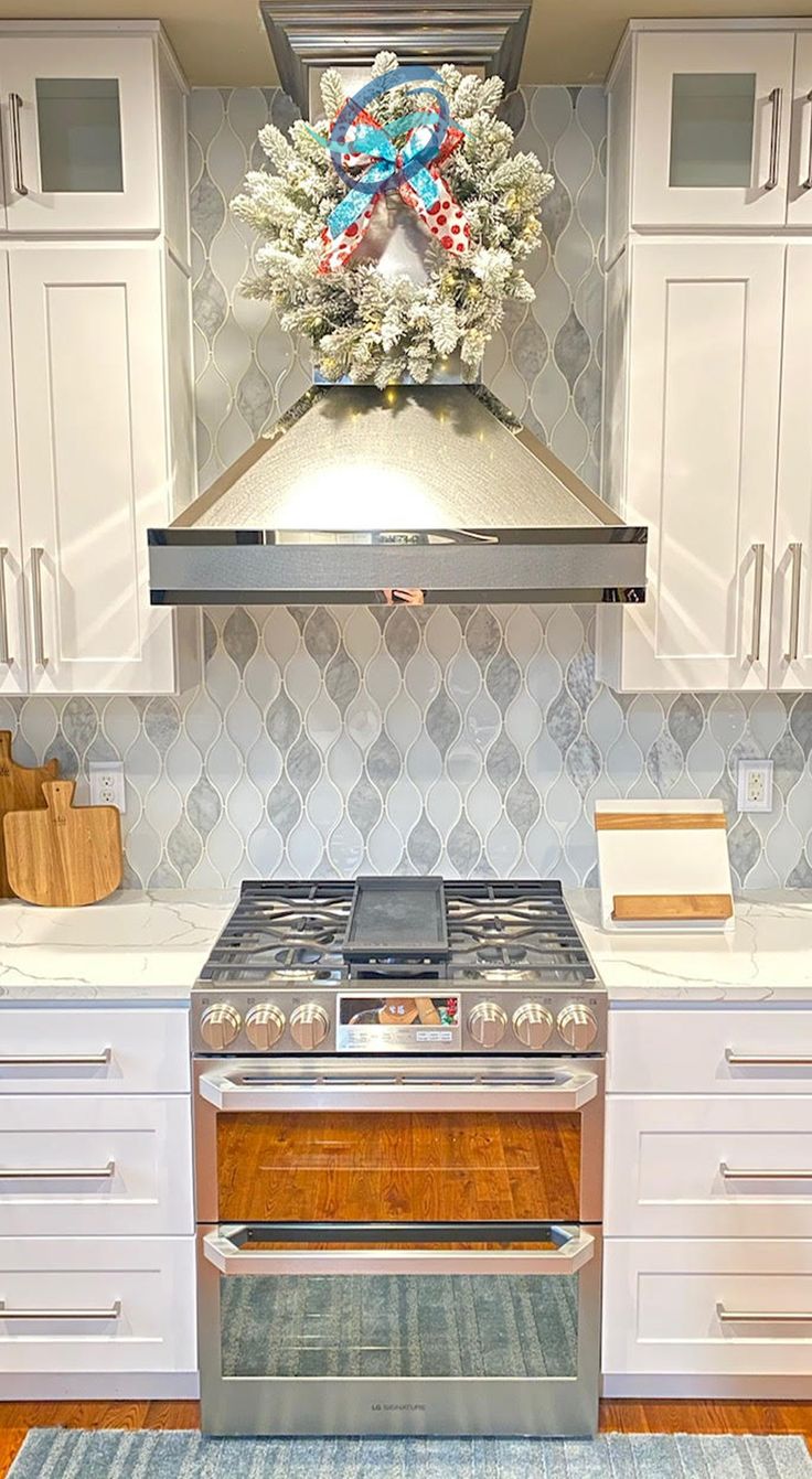 White kitchen using white teardrop backsplash time and white shaker cabinets Tile For White Kitchen Cabinets, White Square Tile Backsplash, White Kitchen Cabinets Ideas, Square Tile Backsplash, Picket Tile, Clean Kitchen Design, Backsplash Kitchen White Cabinets, White Kitchen Inspiration, Backsplash With White Cabinets