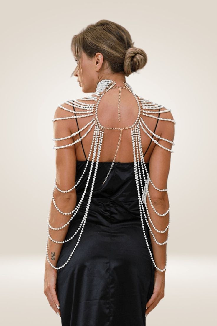 Schmücken Sie sich mit diesen Pearl Body Chain Schal Halsketten, speziell für Frauen, die das perfekte Accessoire suchen, um ihren Look zu verbessern.  Diese langen Halsketten für Frauen werden aus ausgewählten Perlen hand gefertigt und akribisch geschichtet, um einen fesselnden Effekt zu erzielen.  Ideal für diejenigen, die Perlenketten oder Perlenketten lieben, verleiht dieses einzigartige Stück jedem Ensemble einen Hauch von Raffinesse.
Egal, ob Sie an einer Hochzeit teilnehmen oder einfach nur ein Statement mit Ihrer Auswahl an Accessoires abgeben möchten, diese Perlenkette kreationen bieten sowohl Eleganz als auch Stil.  Das Design der geschichteten Halsketten sorgt dafür, dass sie auffallen und die Aufmerksamkeit der Zuschauer auf sich ziehen, während die Verwendung von hochwertigen, Party Beaded Pearl Necklace, Bohemian Pearl Necklace For Party, Pearl Necklace For Party, Bridal Body Jewelry, Jóias Body Chains, Pearl Body Chain, Shoulder Necklace, Chain Bra, Pearl Chain Necklace