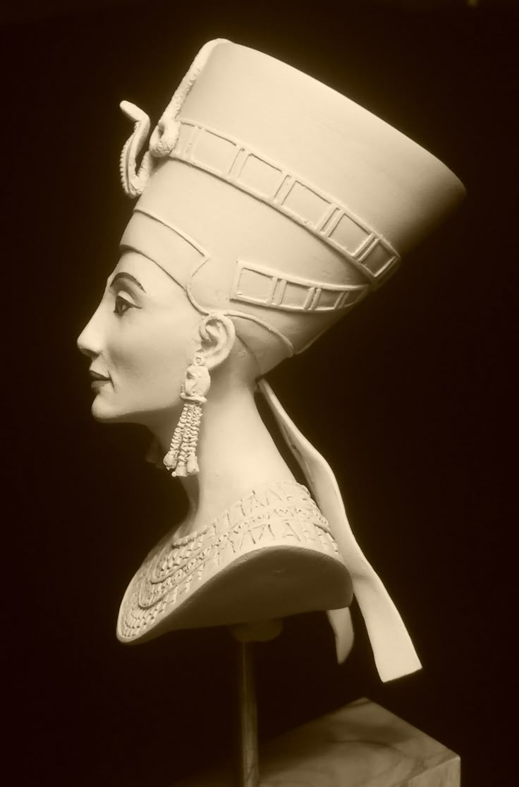 an old photo of a bust of queen nefere