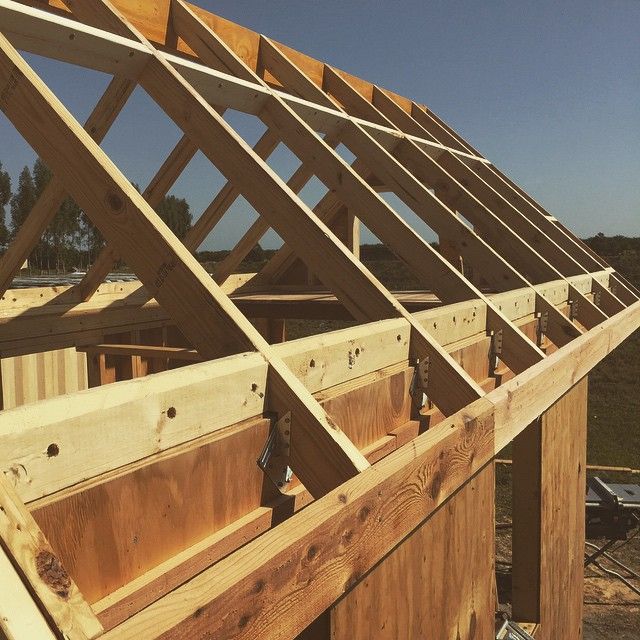 the roof trusses are being installed on this house