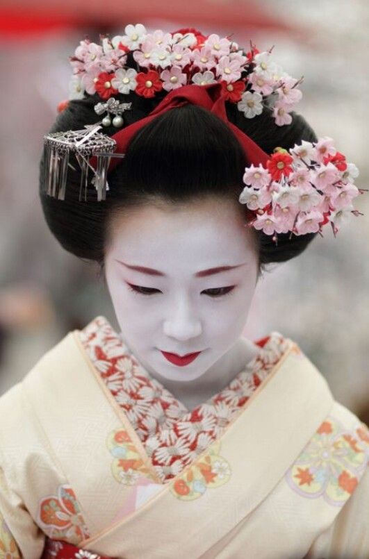 Geisha Beautiful Geisha, Geisha Hair, Art Geisha, Japan Geisha, Beauty Of Japan, Memoirs Of A Geisha, Kimono Japan, Japanese Hair, Beautiful Kimono