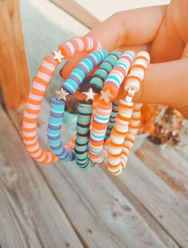 Preppy Heshi Bead Bracelets, Pink Flat Bead Bracelet Ideas, Clay Bracelet Ideas Preppy, Clay Bead Aesthetic, Clay Bead Bracelet Ideas Aesthetic, Clay Bead Bracelet Ideas Preppy, Bracelet Inspo Clay Beads, Clay Beads Bracelet Ideas, Bracelets Clay Beads