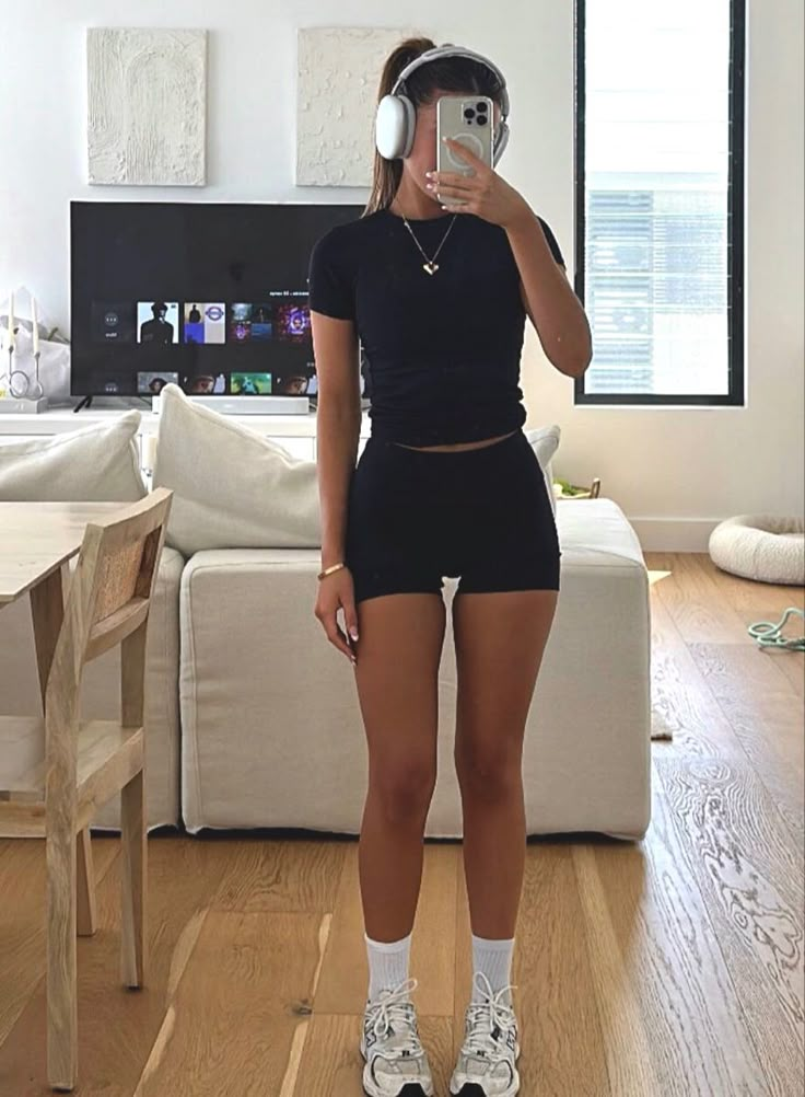 Gym Female Outfit, Workout Asethic Women, Bike Shorts Gym Outfit, Casual Gym Fits, Active Romper Outfit, Cold Gym Outfits, Gym Outfit Inspo Women, Gym Fits Aesthetic Women, Cute Gym Outfits For Women