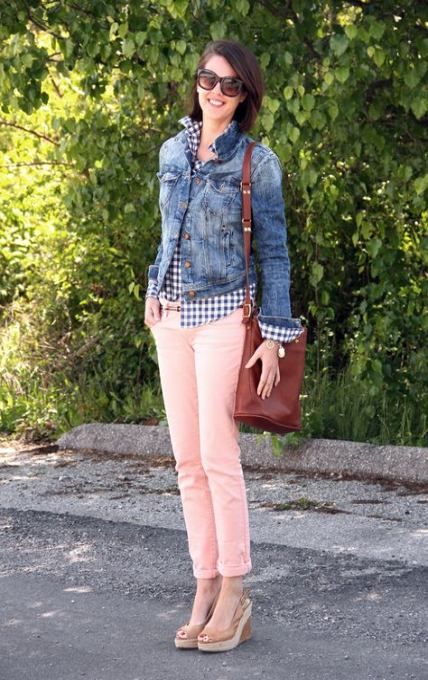 New How To Wear Pink Jeans Blushes 46+ Ideas #howtowear Pink Jeans Outfit, Pink Shirt Outfit, Pink Pants Outfit, Light Pink Pants, Light Pink Jeans, Light Color Jeans, Neon Prom Dresses, Jeans Rosa, Casual Denim Jacket