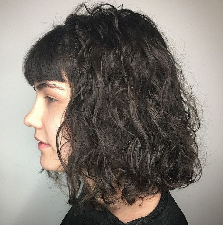 Wavy Perm Bob with Straight Bangs Perms For Medium Hair, Medium Permed Hairstyles, Loose Perm, Wavy Perm, Red Ombre Hair, Getting A Perm, Curls For Long Hair, Straight Bangs, Micro Braids