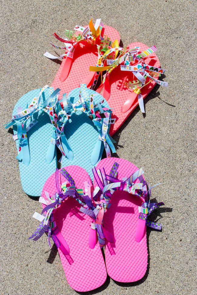 Ribbon Flip Flops, Flip Flop Craft, Summertime Crafts, Decorating Flip Flops, Flip Flop Wreaths, Spa Birthday Parties, Diy Sandals, Summer Camp Crafts, Spa Birthday