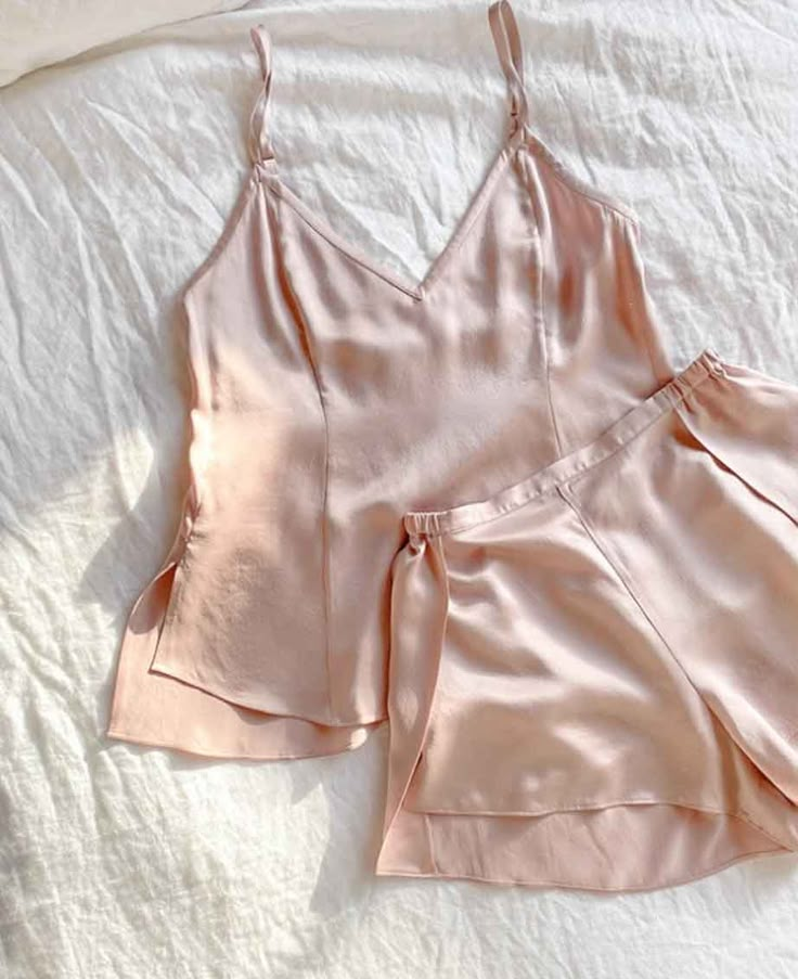 White Girly Outfits, Girly Outfits For Winter, Silk Pijamas, Decorations For Room, Pink Silk Pajamas, Pajamas Aesthetic, Silk Pjs, Cute Pajama Sets, Pink Pajamas