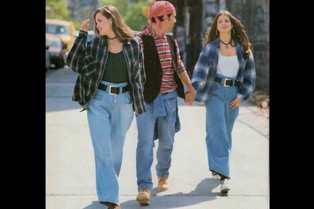 90s fashion - stripes, plaid shirts, high-waisted jeans, chokers, bandana, sweatshirt around the waist 80s Fashion With Jeans, 90s Parents Fashion, 80s Outfits Authentic, 80s Fashion Sweaters, 90s Parachute Pants Outfit, Lata 90 Outfit, 90s Costume Party Outfits, 90ms Fashion, 90s Diy Outfits