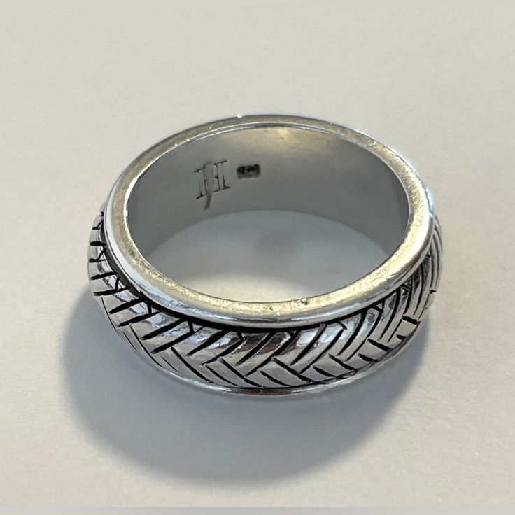 John Hardy Spinner Ring Sterling Silver .925 Size 8.75us John Hardy Bamboo Spinner Ring. Ring Is In Good Preowned Condition. Ring Does Show Some Wear. See Photos. Measurements: Width: 7.81mm Thickness: 2.61mm Weight: 9.89 Grams Questions? Leave A Comment. Thanks For Looking! Classic White Gold Ring With Oxidized Finish, Classic Oxidized Jewelry For Anniversary, Classic Sterling Silver Ring With Oxidized Finish, Classic Sterling Silver Rings With Oxidized Finish, Formal Sterling Silver Stackable Engraved Ring, Formal Stackable Engraved Sterling Silver Ring, Formal Sterling Silver Rings With Oxidized Finish, Formal Engraved Sterling Silver Ring With Oxidized Finish, Classic Anniversary Rings With Oxidized Finish