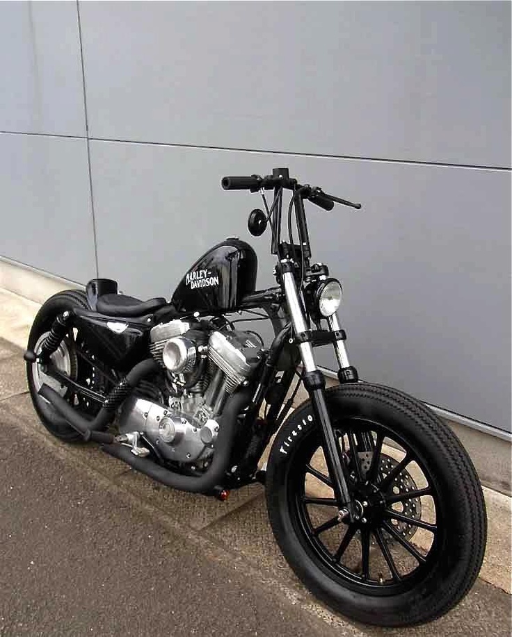 a black motorcycle parked next to a building