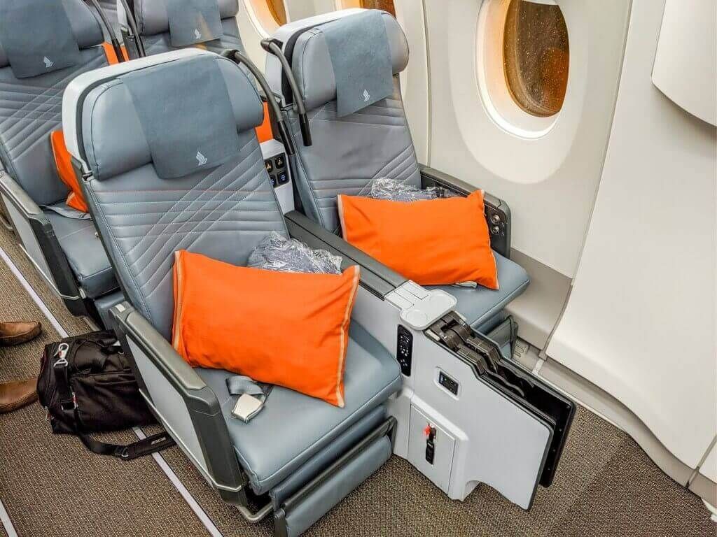 Singapore Airlines Airbus A350 900 Premium Economy bulkhead seats ...