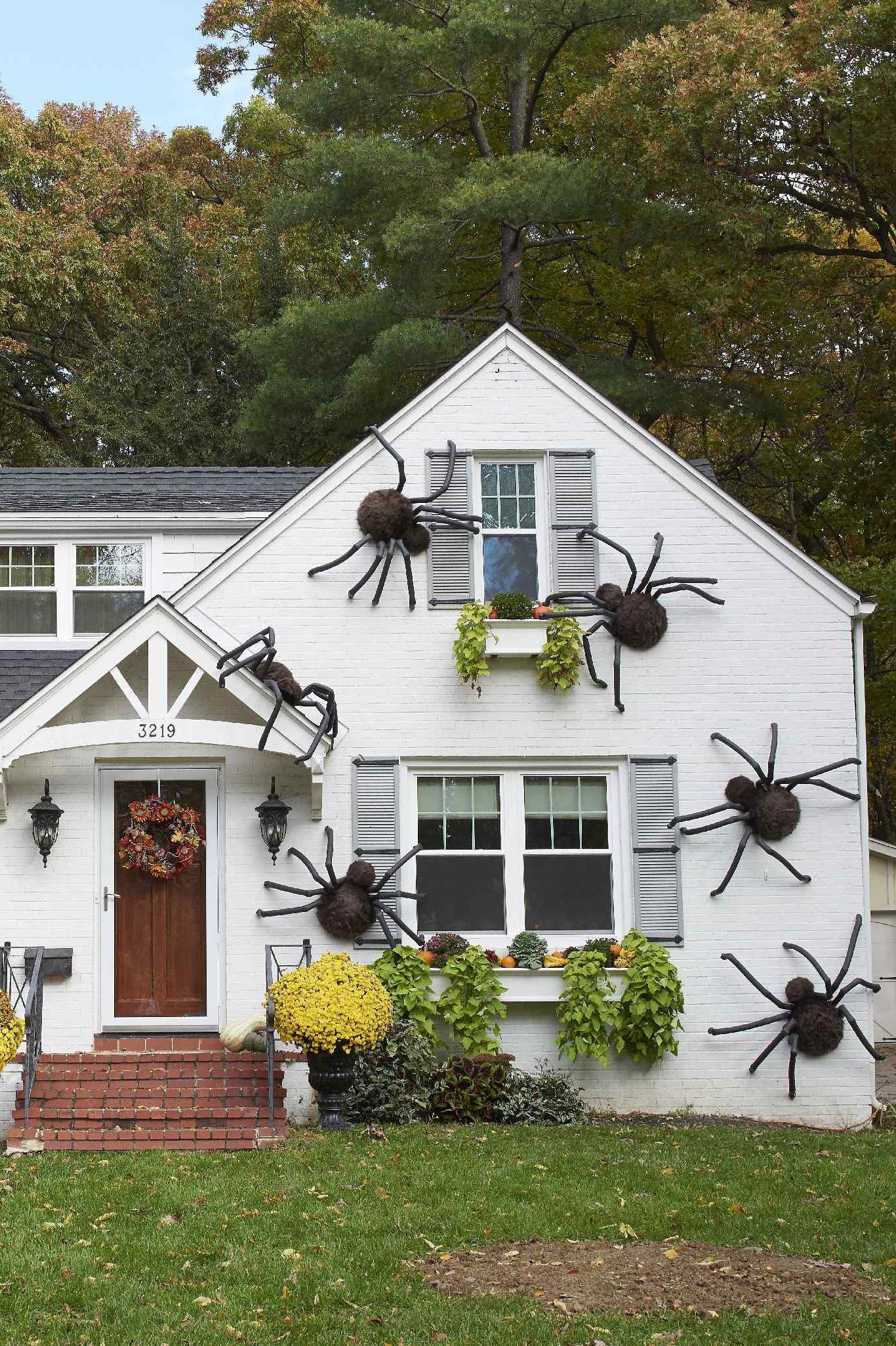 How to Make DIY Giant Spider Decorations for Halloween | Easy ...