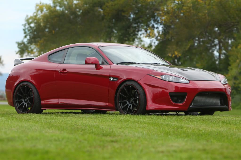 Tuning Tiburon 2008: Red Sports Car in Grass