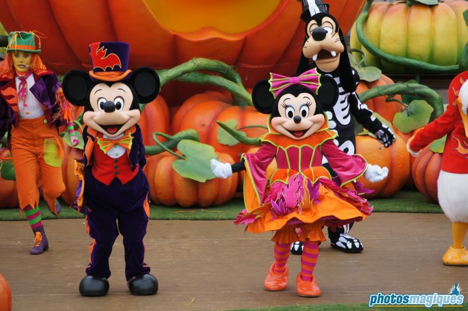 Mickey’s Halloween Treat in the Street - Photos Magiques | Disney world ...