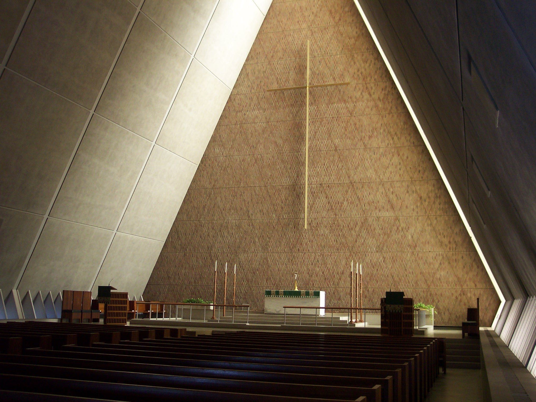 North Christian Church, designed by Eero Saarinen, in Columbus, USA | チャペル