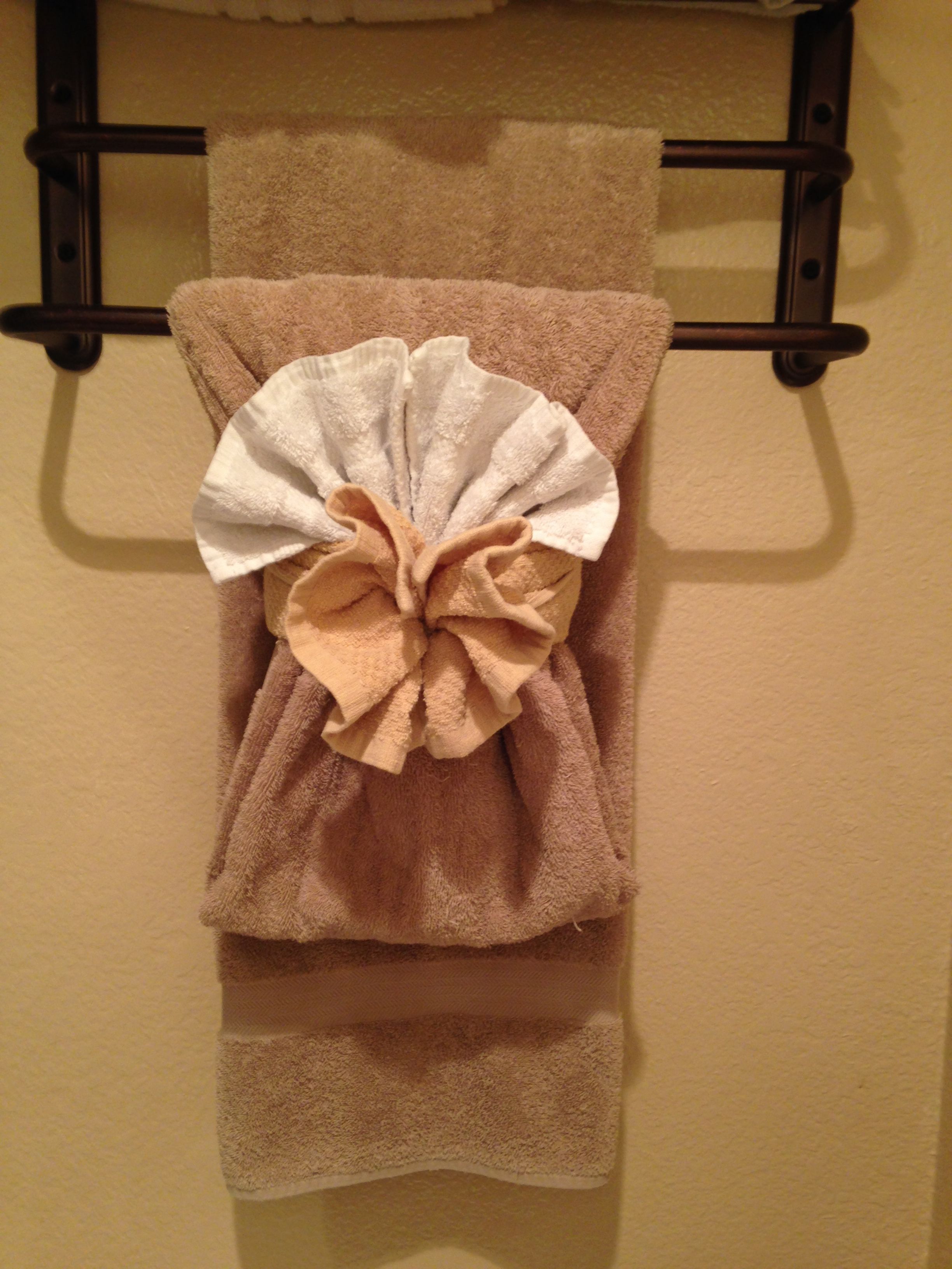 Pin by Jasmine Barrios on Shabby chic bathrooms Bathroom towel decor