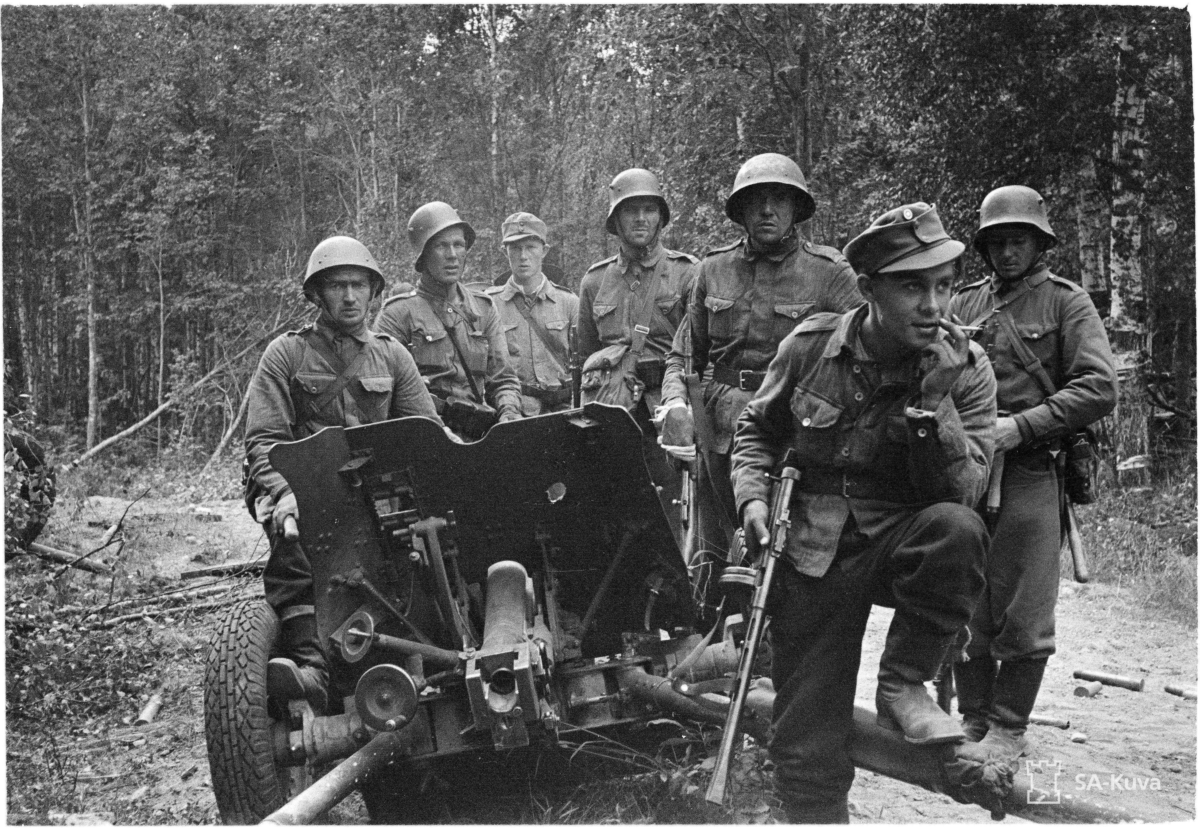 A Finnish anti-tank gun crew poses next to a captured Soviet gun ...