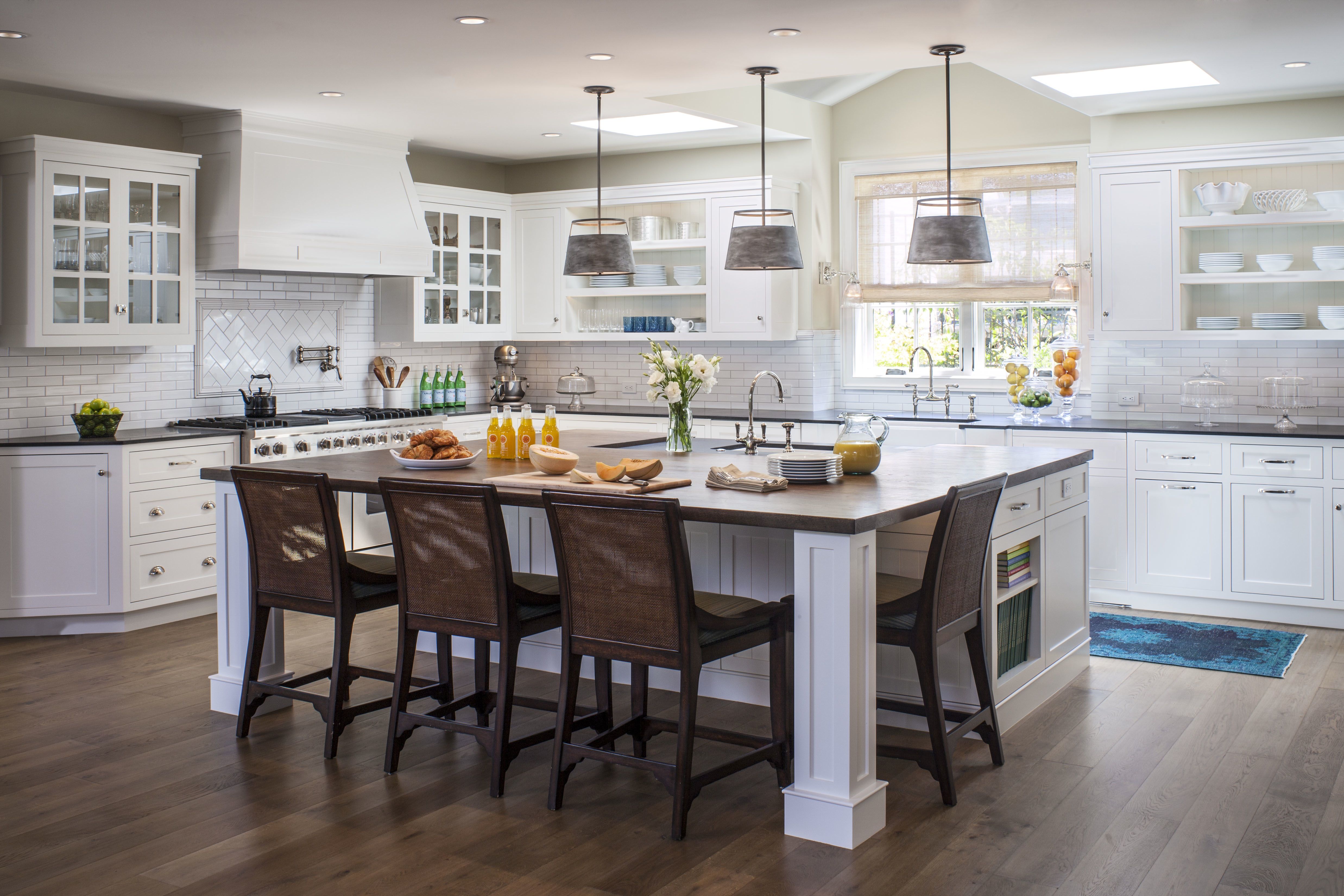 35 Bright CaliforniaStyle Kitchens Chairish Blog Kitchen island with seating, Kitchen