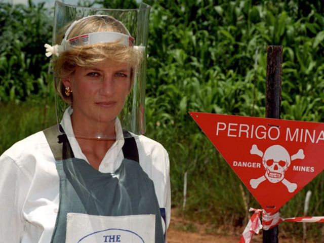 21 Moments That Proved Princess Diana Will Always Be Queen Of Our ...