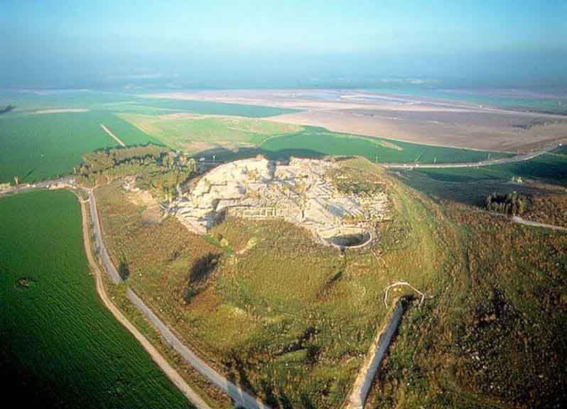 The Battle of Megiddo. Both the Egyptians and the Caananites are ...