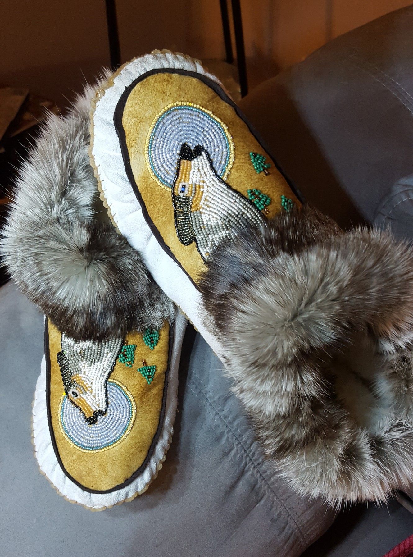 Gorgeous men's moccs with #wolves howling.leather and rabbit. Native ...