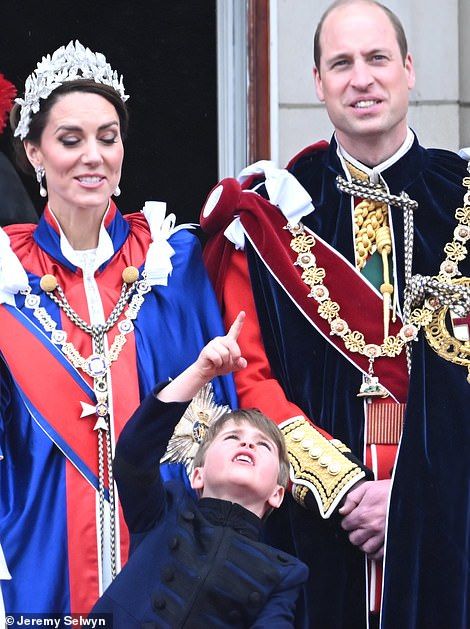 King charles and queen camilla wave on buckingham palace balcony – Artofit