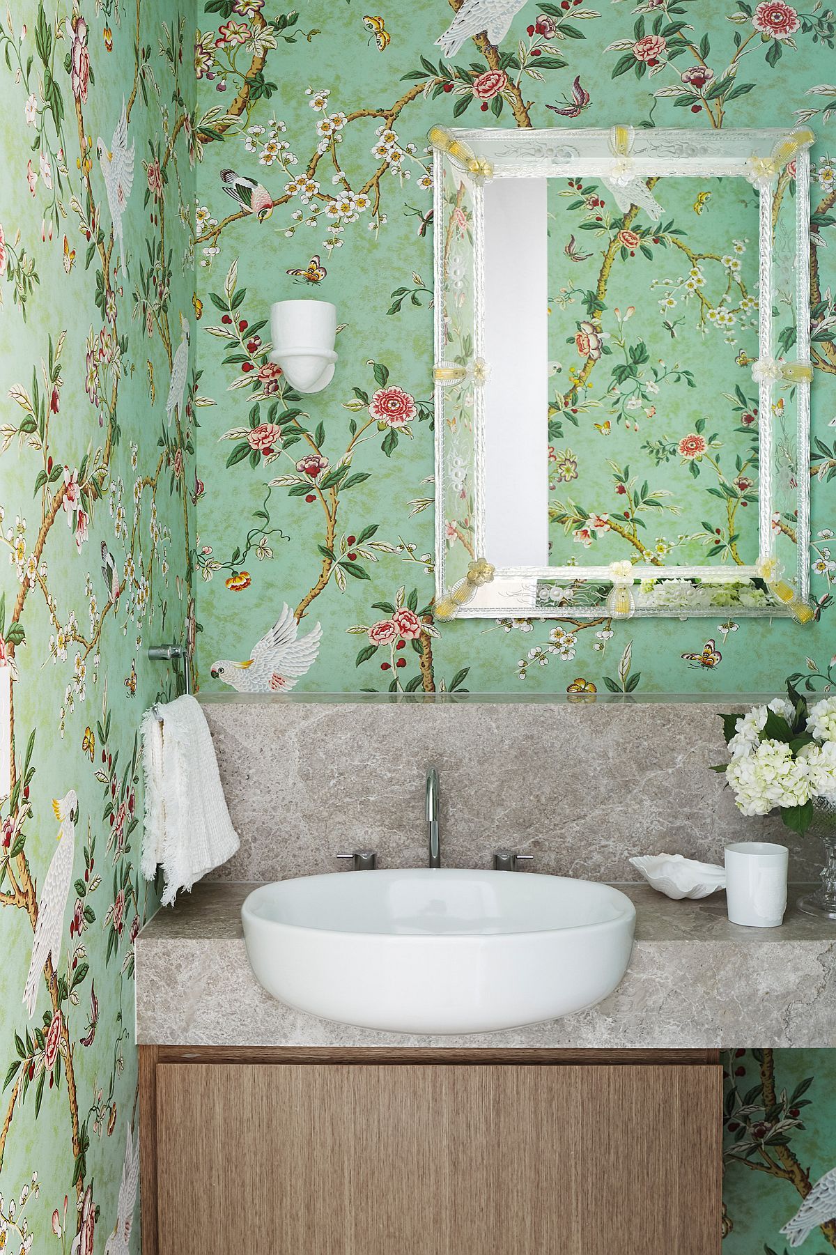 Going Bold: 20 Contemporary Powder Rooms in 10 Spectacular Colors ...