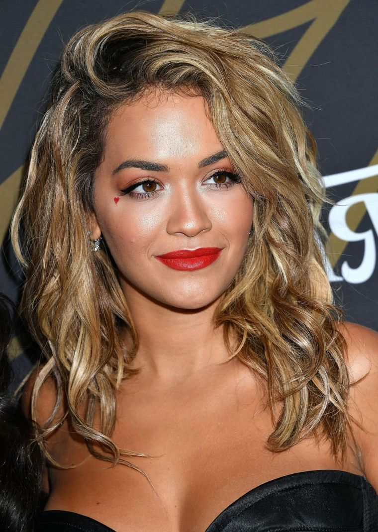 Colore Capelli 2019 Rita Ora Con Capelli Ricci Colore