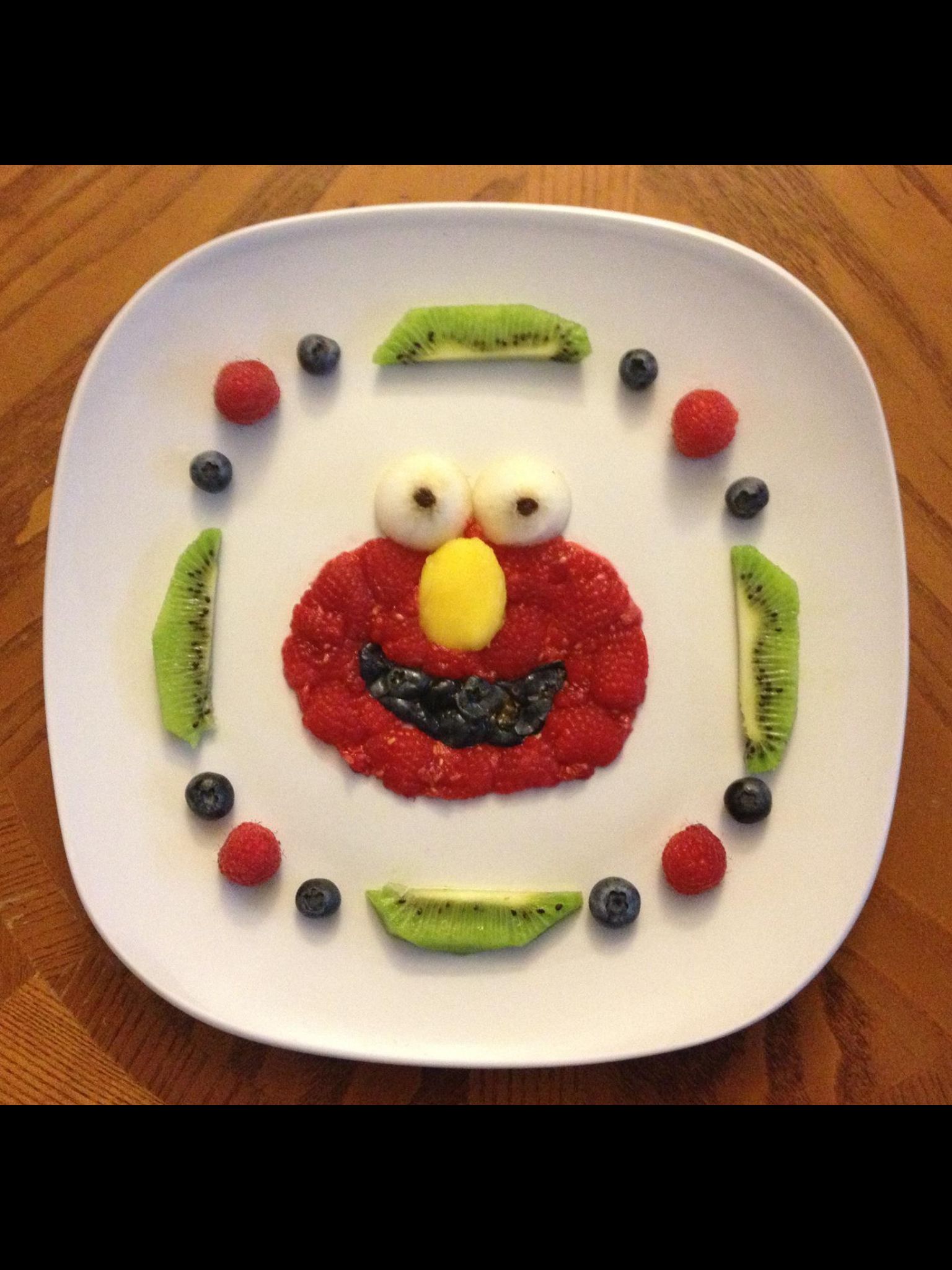 Elmo made of fruits | Essen dekorationen, Fingerfood, Essen