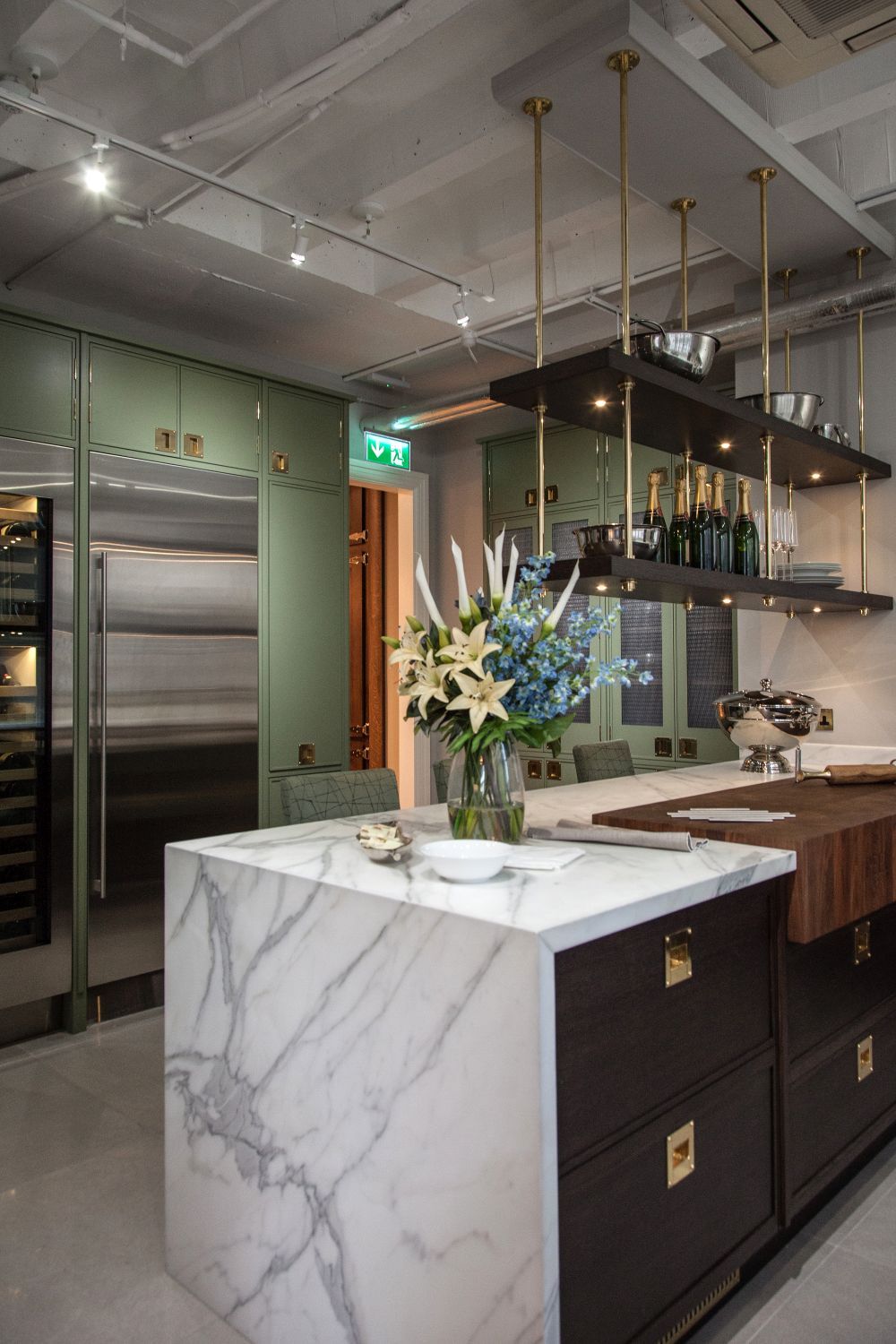 Keep Up With The Waterfall Countertop Trend Looks That Inspire