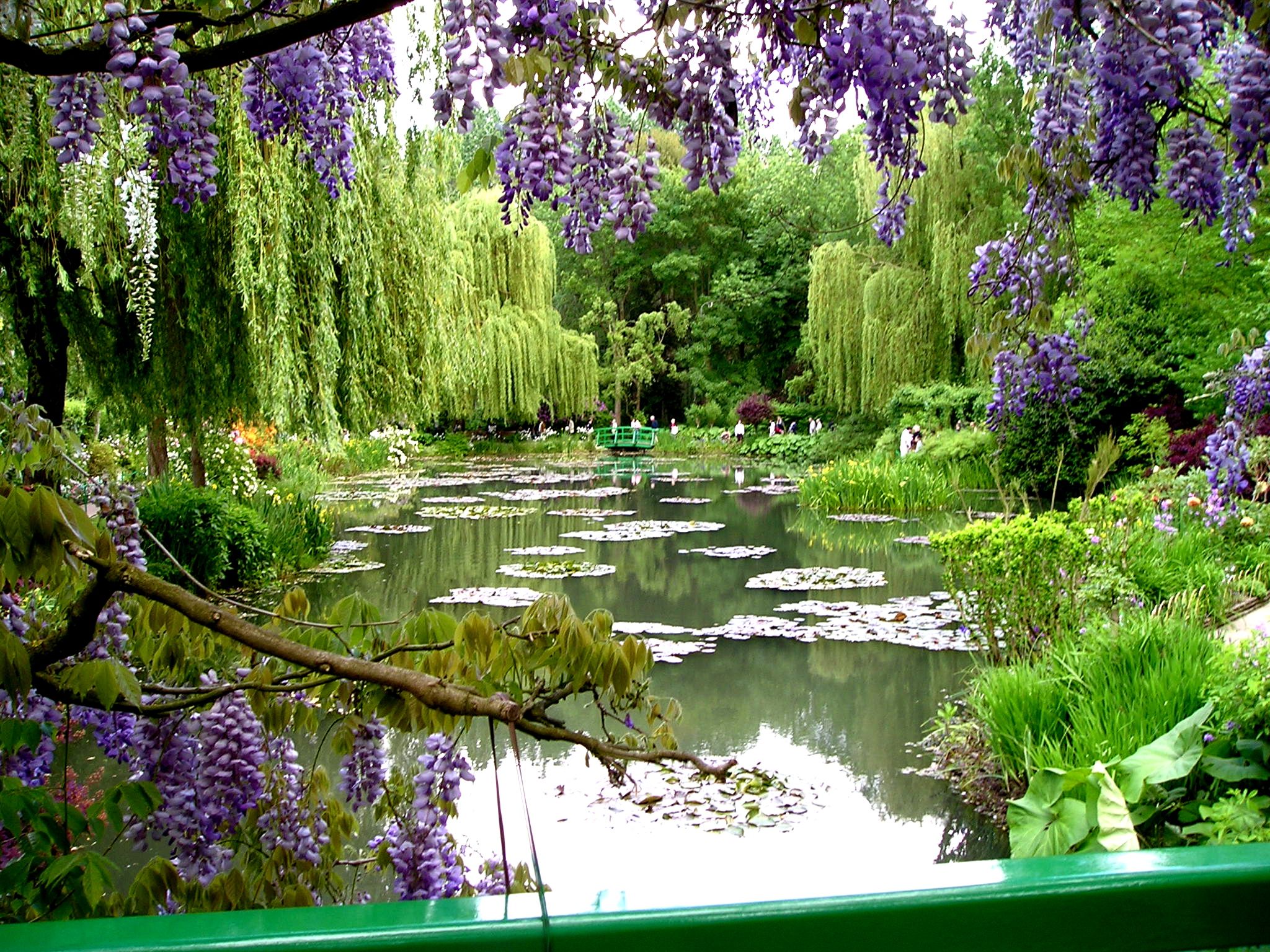 Monet's beautiful, serene garden in Giverny, France (Jardins de Giverny ...