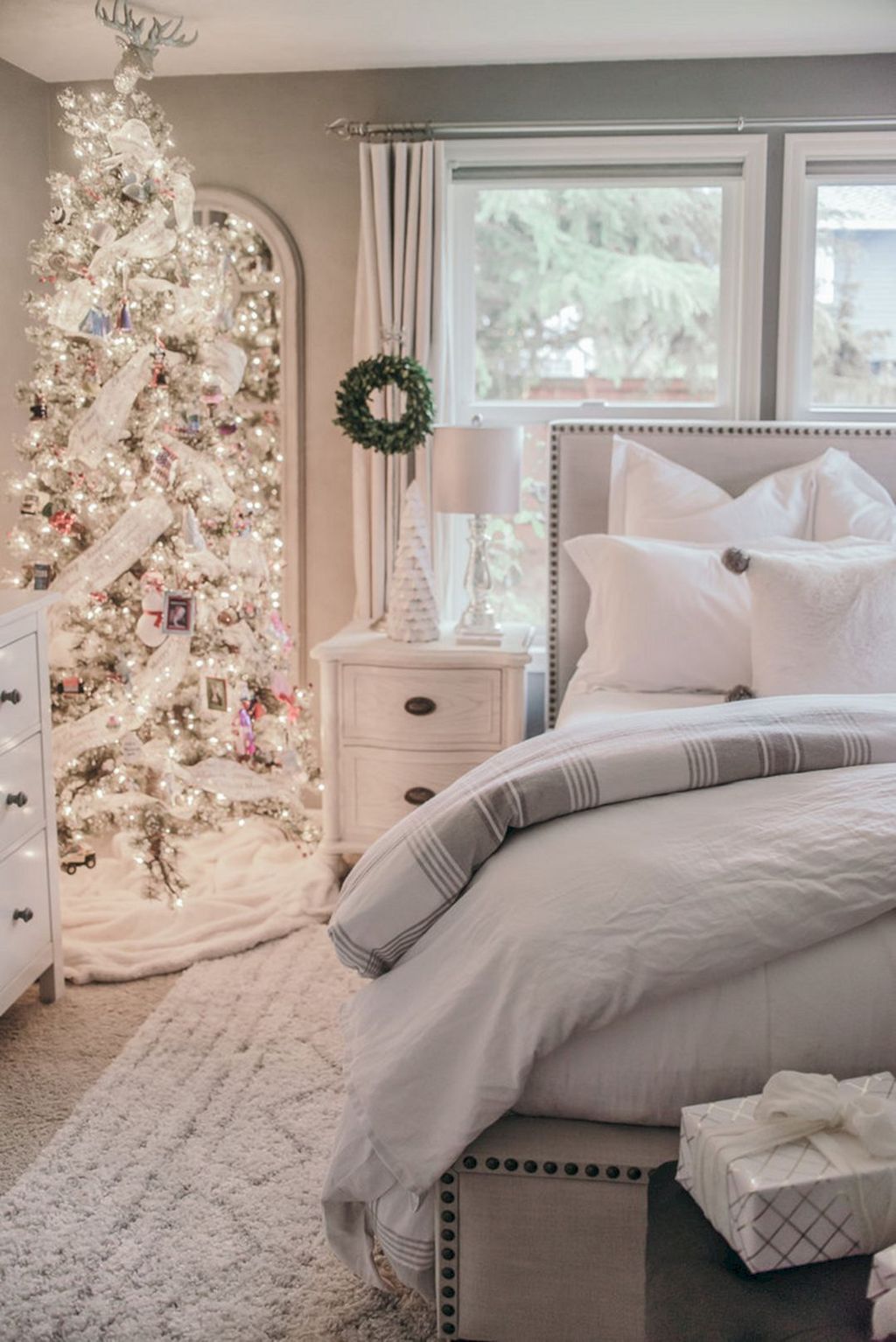 Lovely White Christmas Theme Bedroom