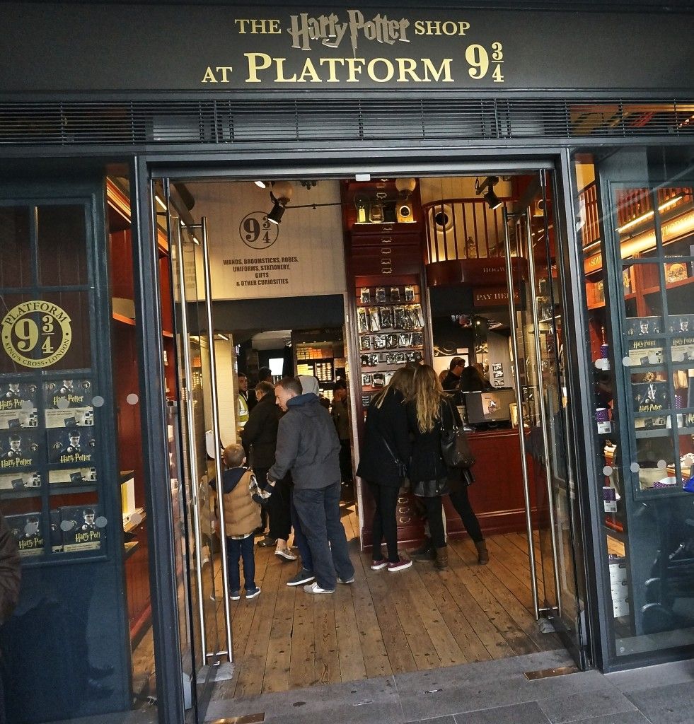 Harry Potter gift shop at Platform 9 3/4, London: A Photo Tour | Harry ...