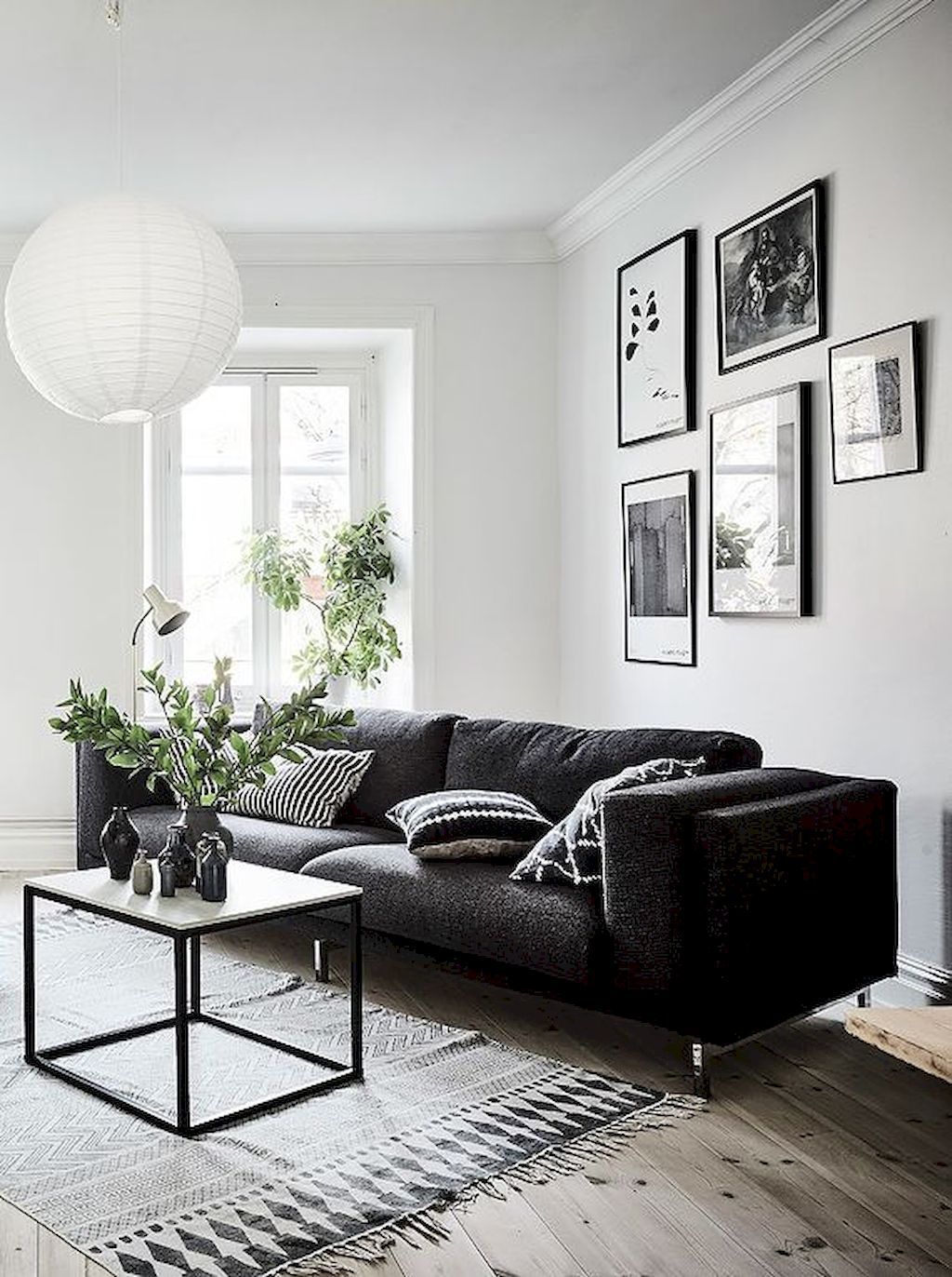 ELEGANT LIVING ROOM WITH BLACK AND WHITE COLOR COMBINATION THAT WILL