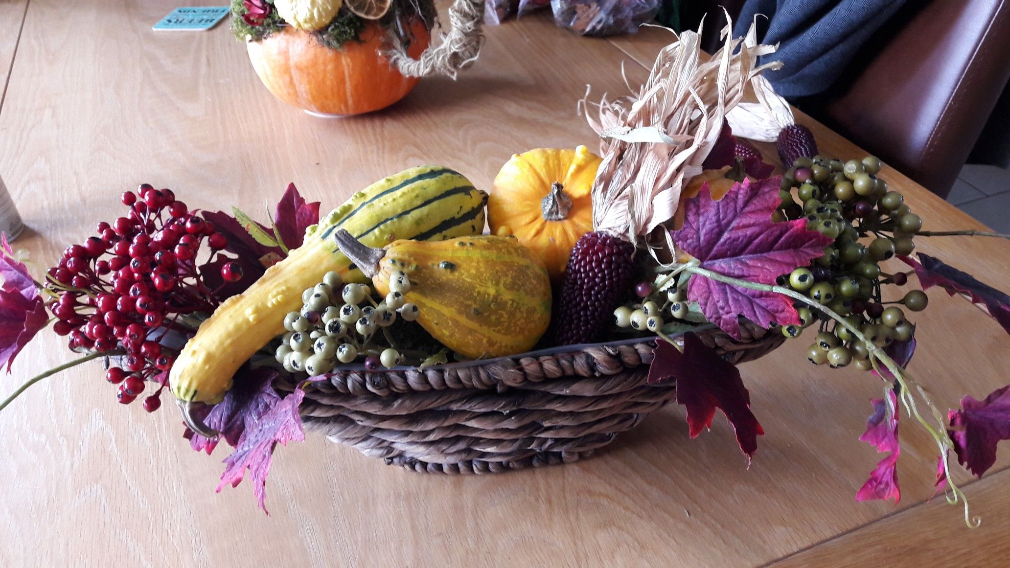 Herfst stukje met pompoenen | Pompoen, Bloemstukken