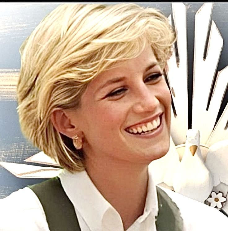 Pin on Queen & family | Princess diana hair, Princess diana pictures ...