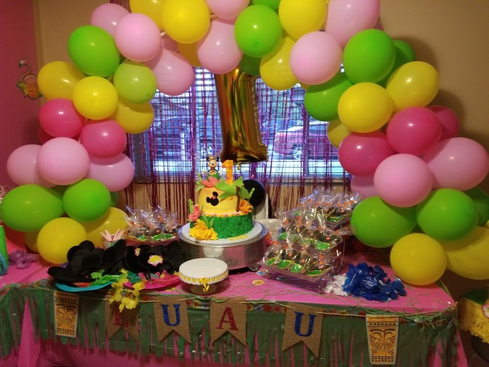 Minnie mouse Luau party decorated by Lorraine Torres | Minnie mouse ...