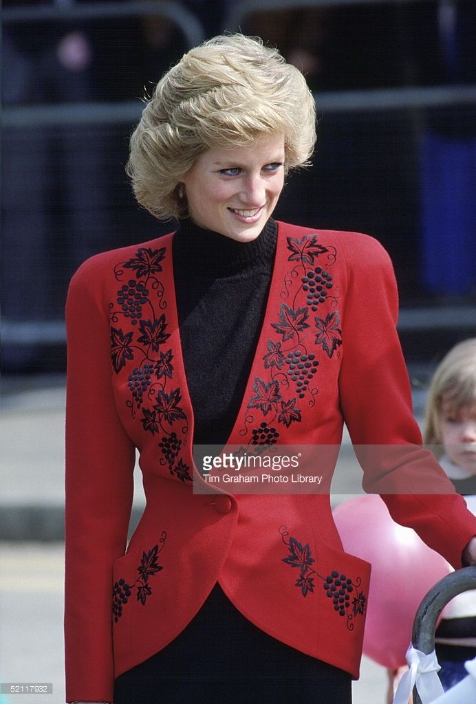 Princess Diana During A Visit To Hyde Park In London Princess Diana ...